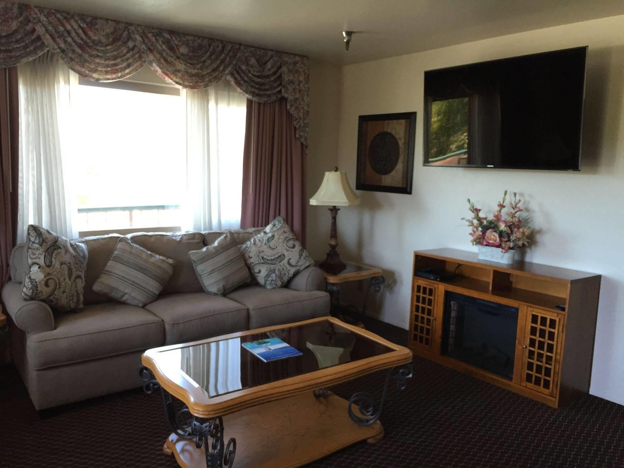 Oakridge Inn Oak View Екстер'єр фото