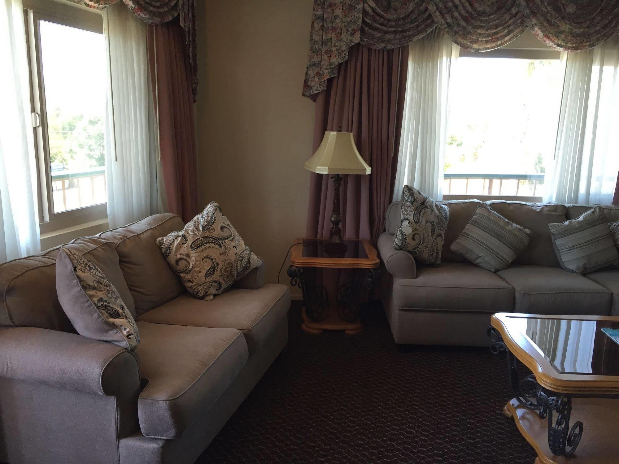 Oakridge Inn Oak View Екстер'єр фото