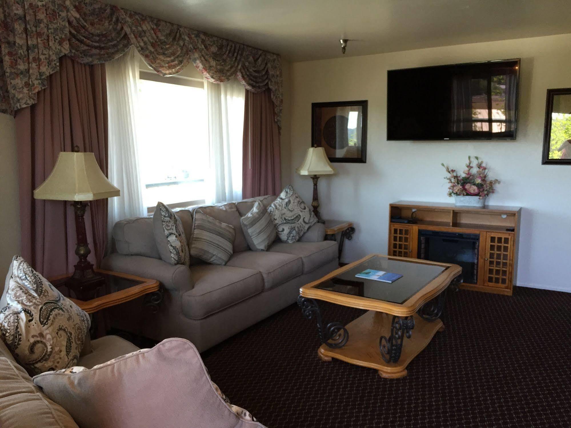 Oakridge Inn Oak View Екстер'єр фото
